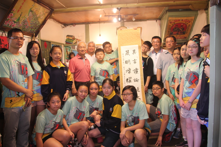【聯合報】成功旅社農用書店2周年 國中生贈畫義賣